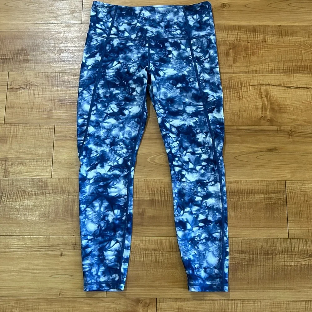 Super Cute women’s ATHLETA TIE DYE SALUTATION 7/8 TIGHT IN POWERVITA size MEDIUM - Picture 4 of 10